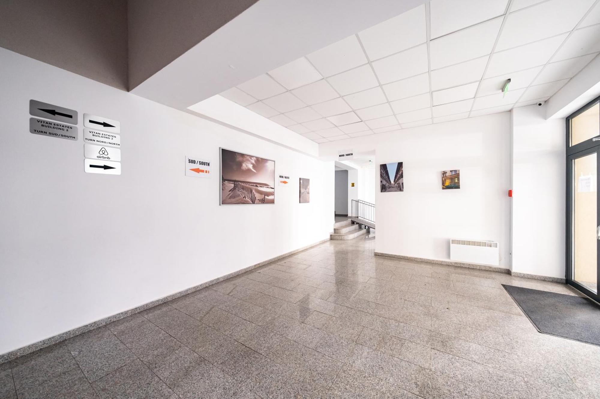 The Golden Studio - With Free Gym Бухарест Экстерьер фото
